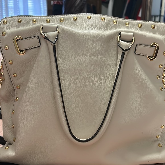 MK Hamilton - Picture 4 of 9